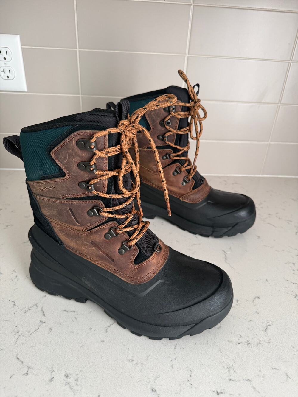 North Face Mens 10 Chilkat V 400 Brown Hiking Winter Waterproof Boots